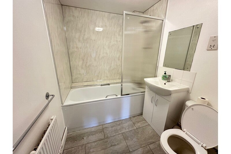 Flat Gainsborough Court in Greater London