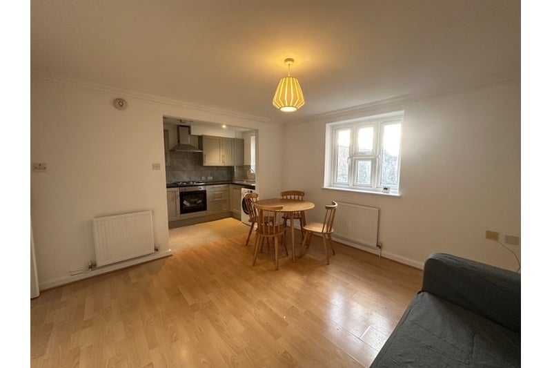 Flat Gainsborough Court in Greater London