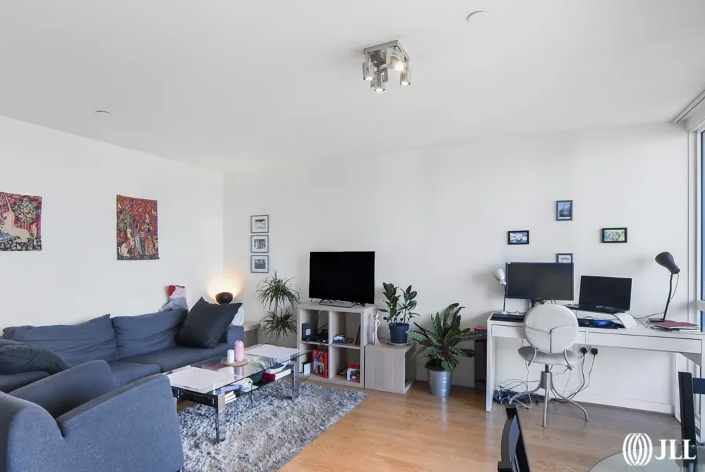 Flat Hay Currie Street in Greater London