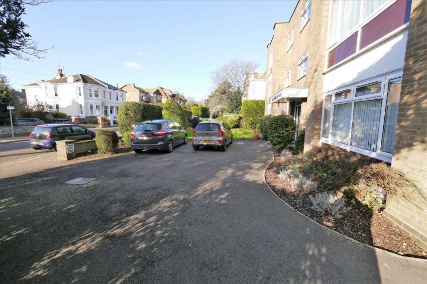 Flat Tennyson Road in Worthing