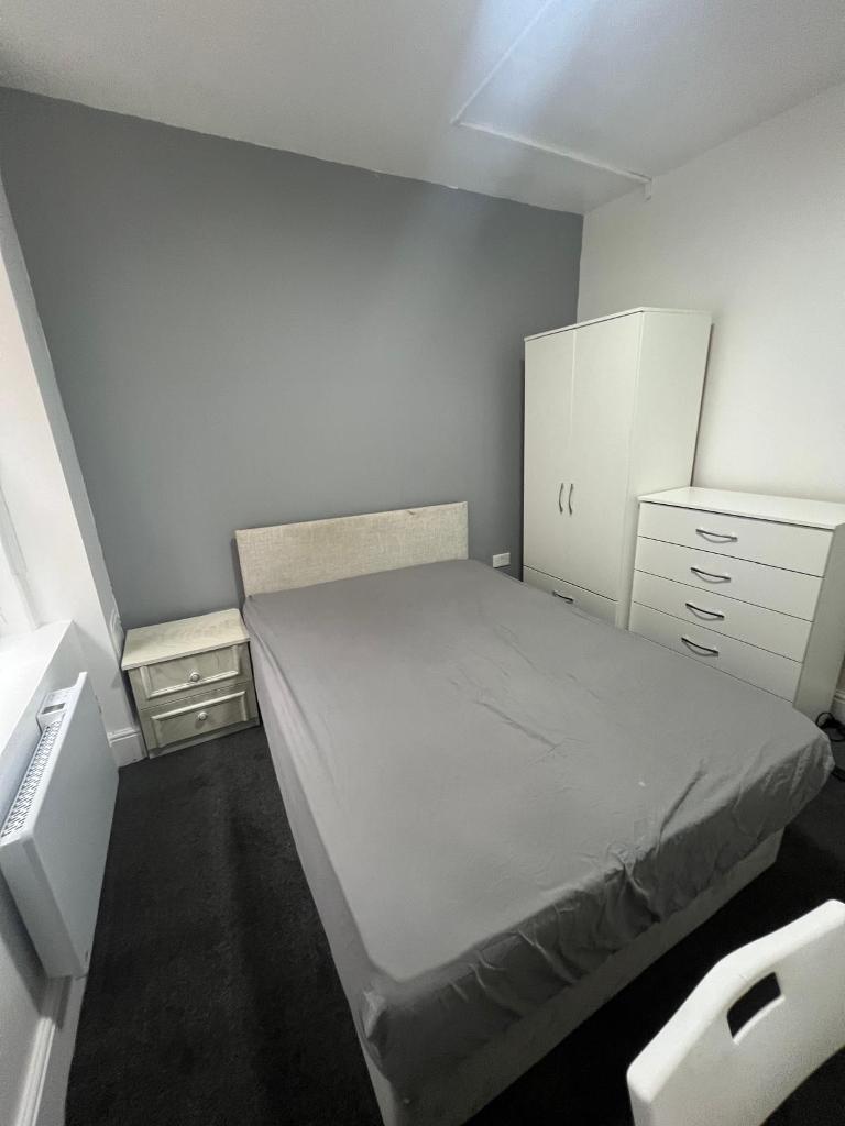 Room Finchley Road in Greater London