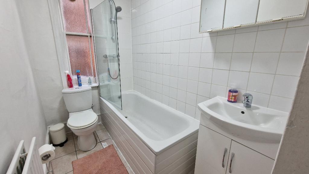 Room Finchley Road in Greater London