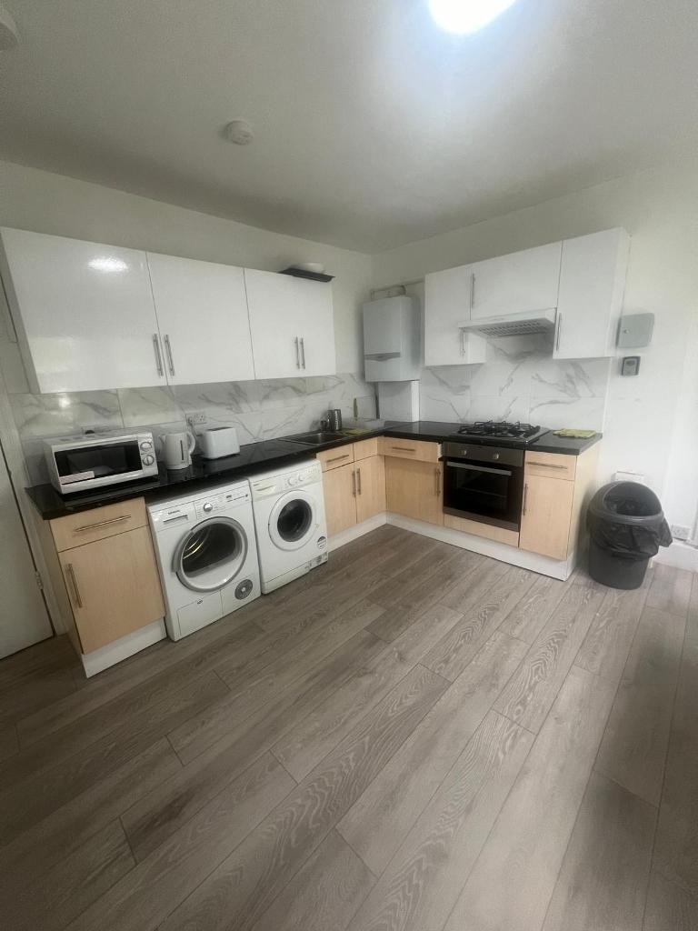 Room Finchley Road in Greater London