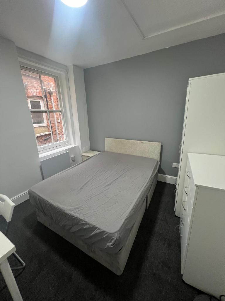 Room Finchley Road in Greater London