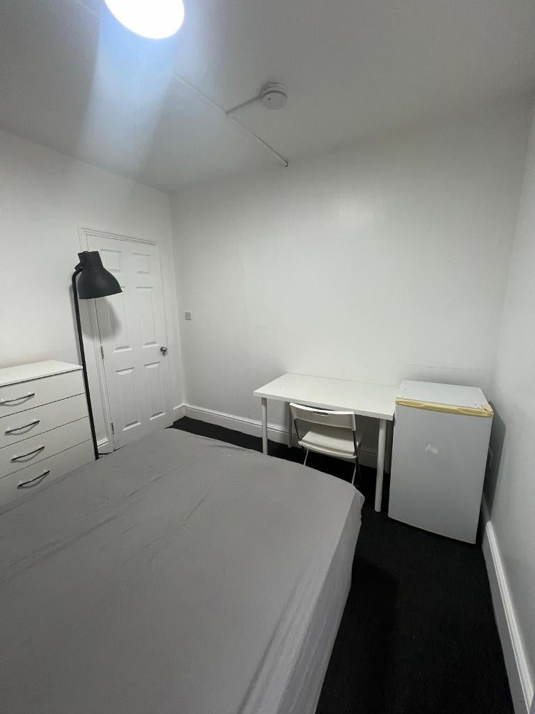 Room Finchley Road in Greater London