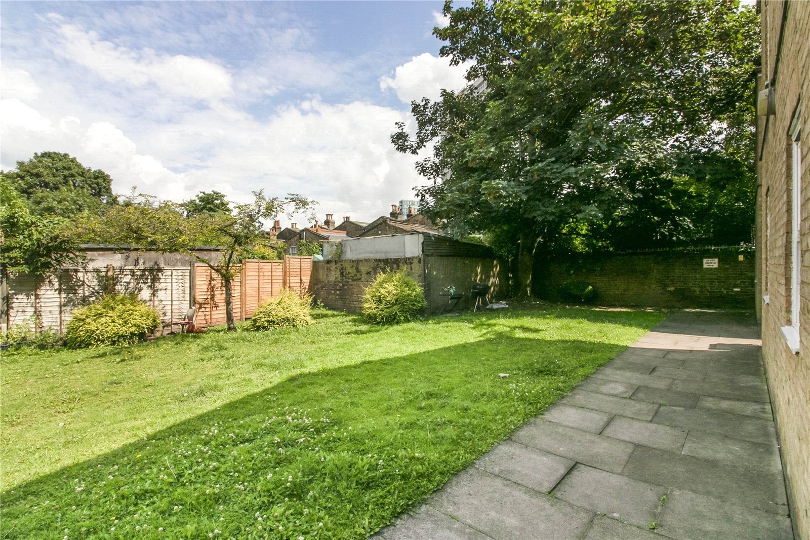 Flat Fairfoot Road in Greater London