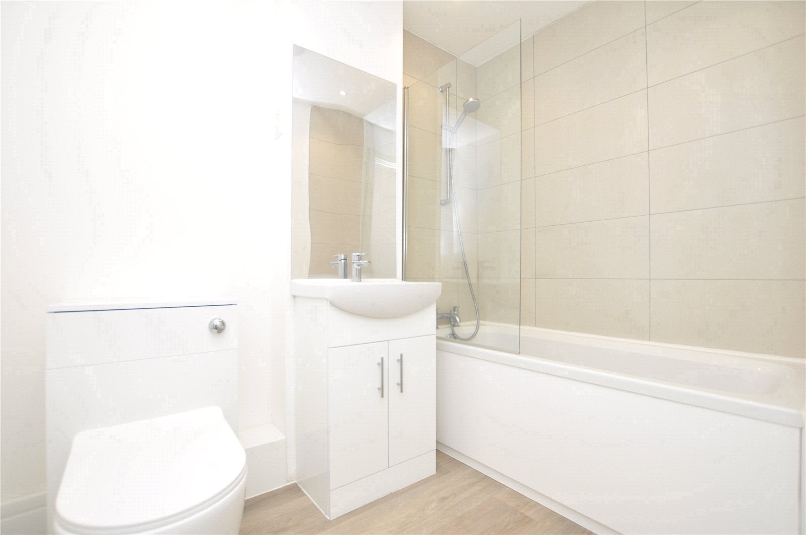 Flat Farnborough Road in Rushmoor