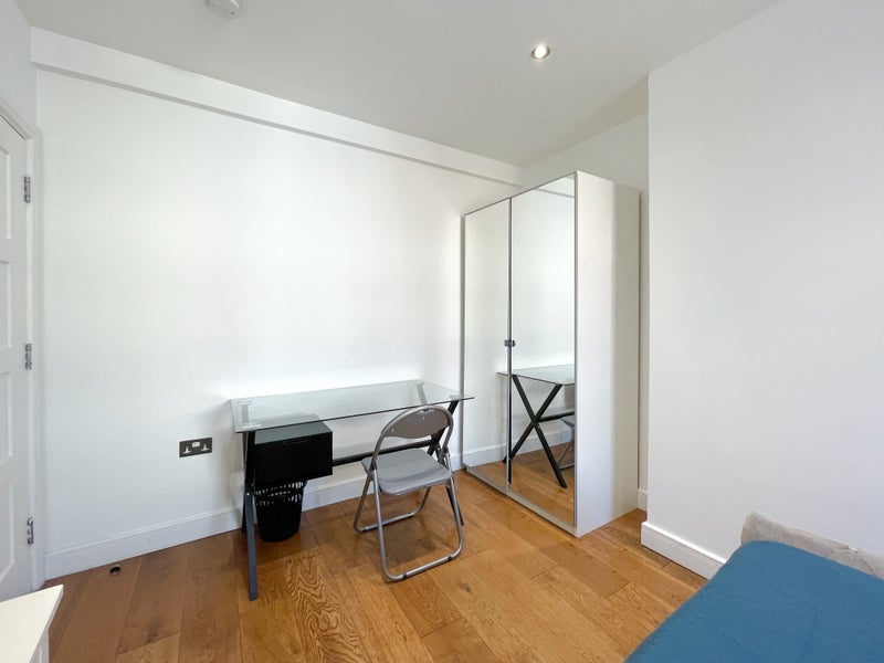 Room Junction Mews in City of Westminster