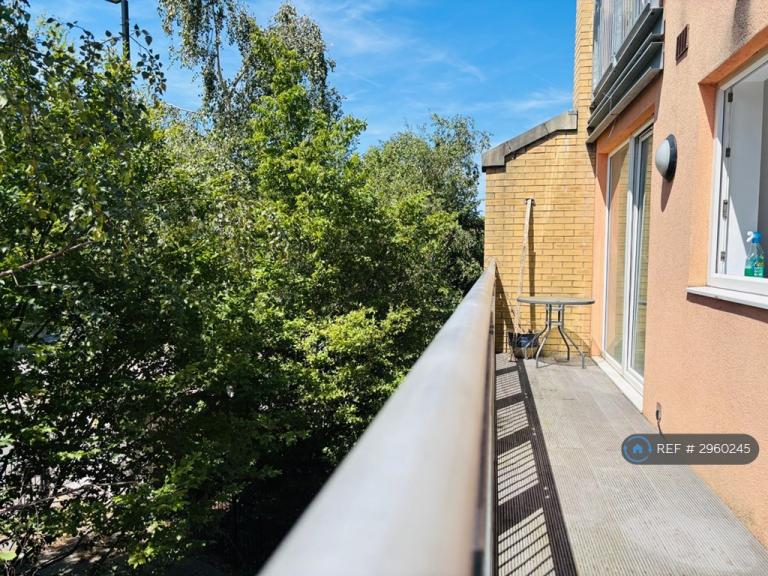 Flat Oldridge Close in Greater London
