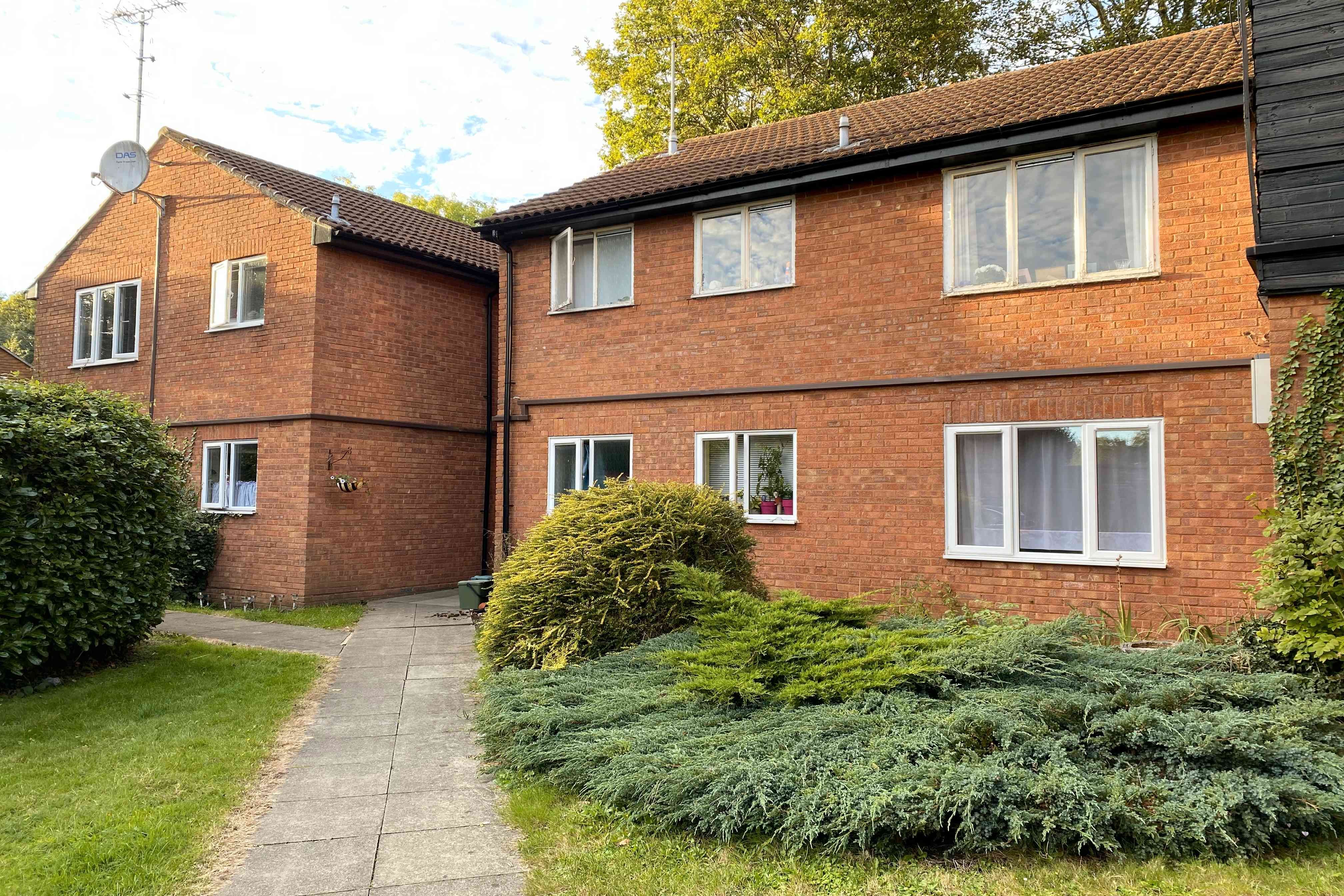 Flat Merrylands Road in Mole Valley