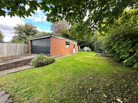 Room Farnborough Road in Rushmoor