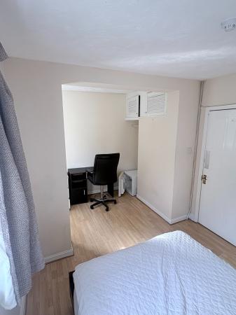 Room Farnborough Road in Rushmoor