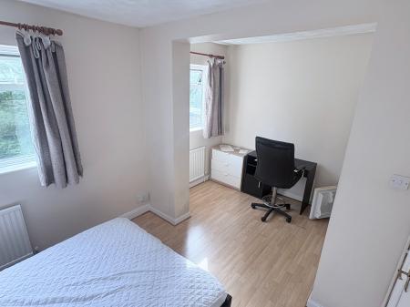 Room Farnborough Road in Rushmoor