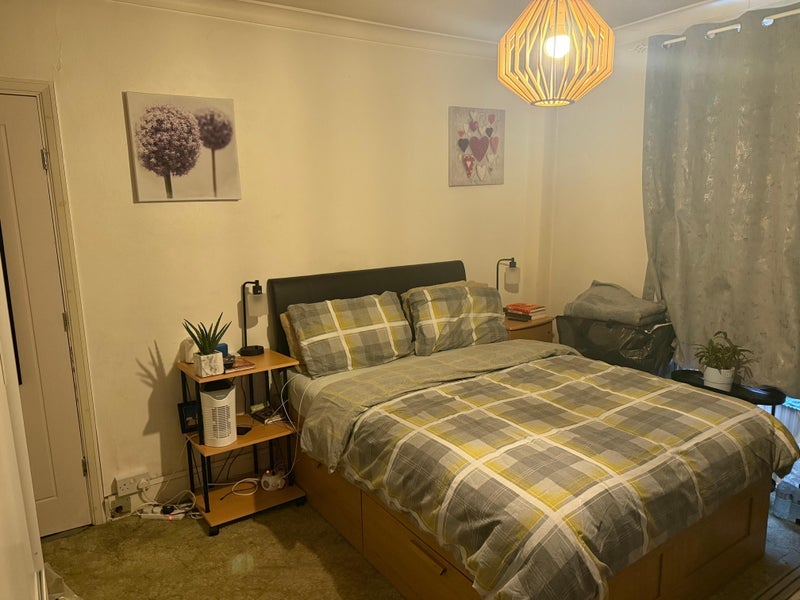 Room Woodhurst Road in Greater London