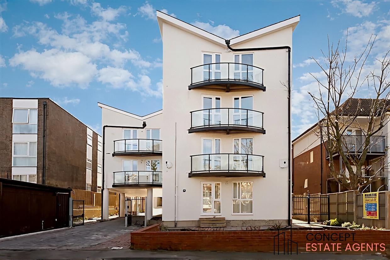 Flat Eaton Road in Greater London