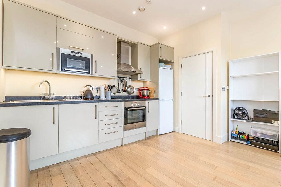 Flat Barnsbury Lane in Greater London