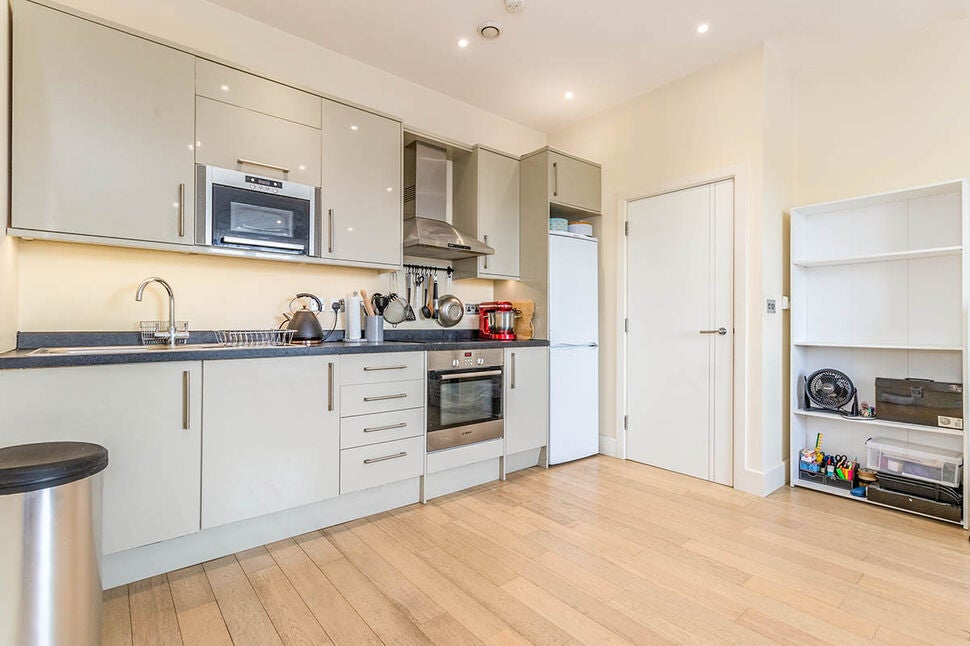 Flat Barnsbury Lane in Greater London