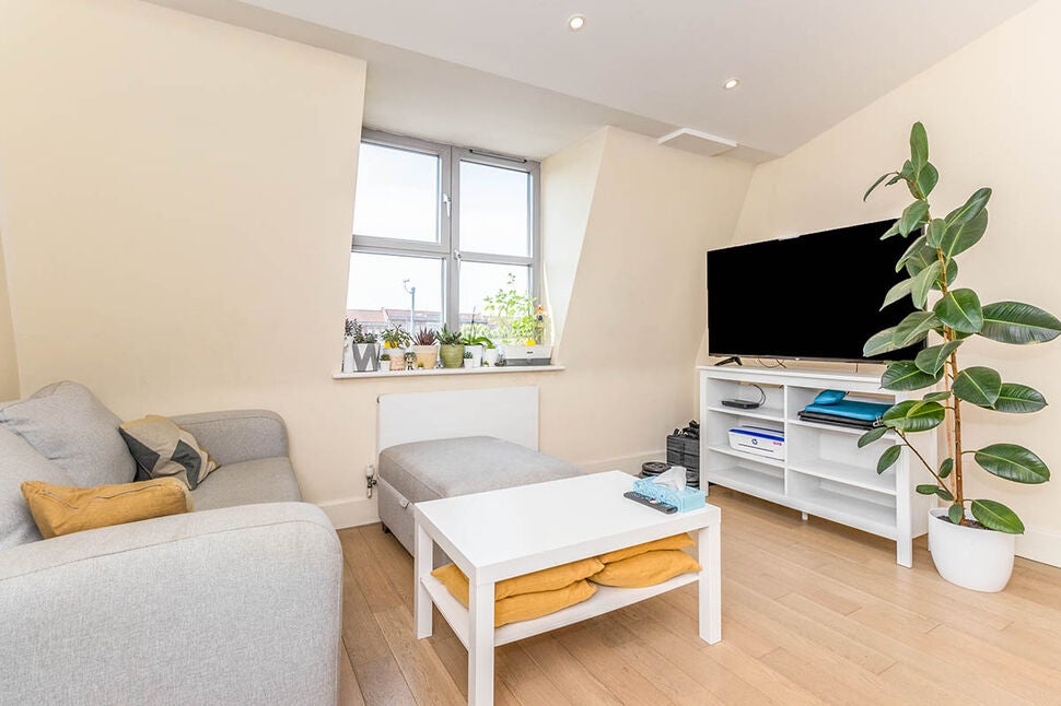 Flat Barnsbury Lane in Greater London
