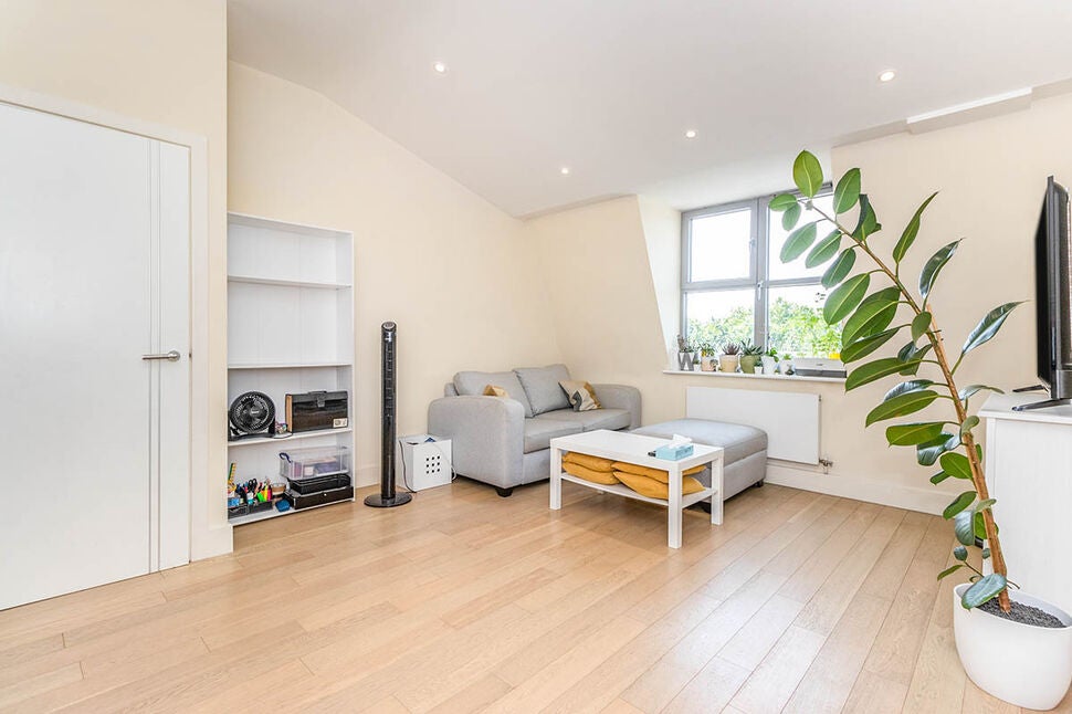 Flat Barnsbury Lane in Greater London