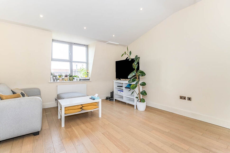 Flat Barnsbury Lane in Greater London