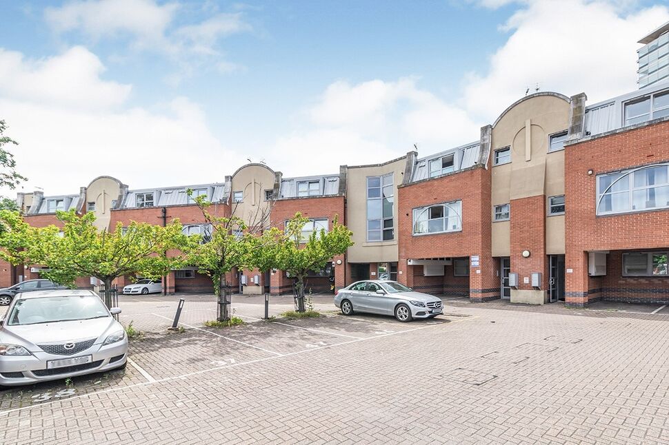 Flat Barnsbury Lane in Greater London