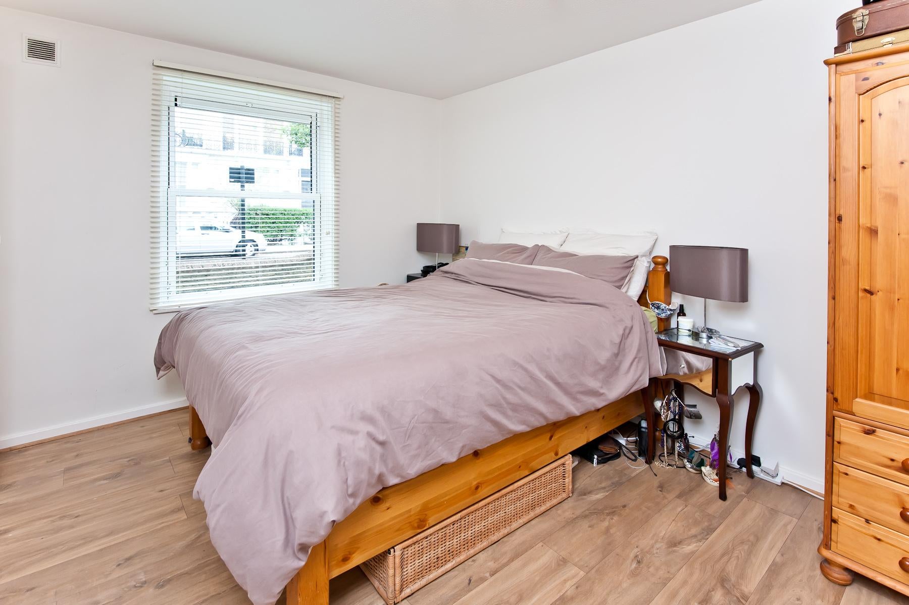 Flat Thorne Road in Greater London