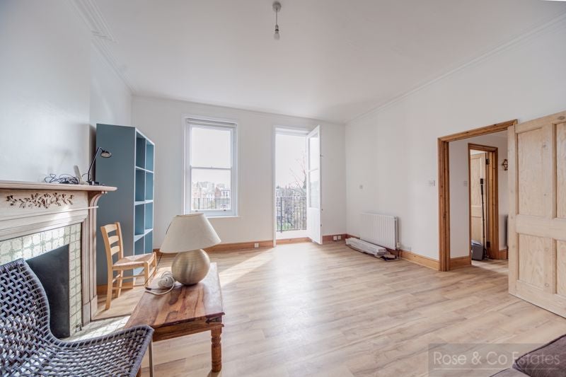Flat Greencroft Gardens in Greater London