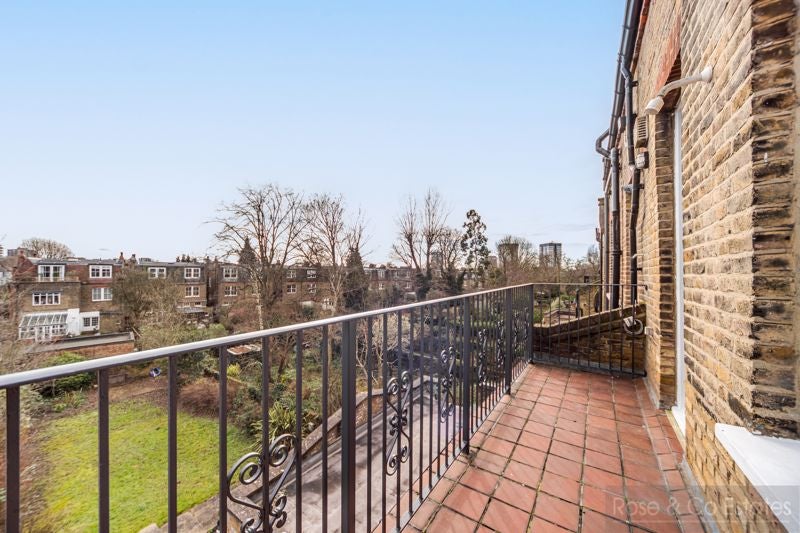 Flat Greencroft Gardens in Greater London