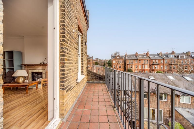 Flat Greencroft Gardens in Greater London