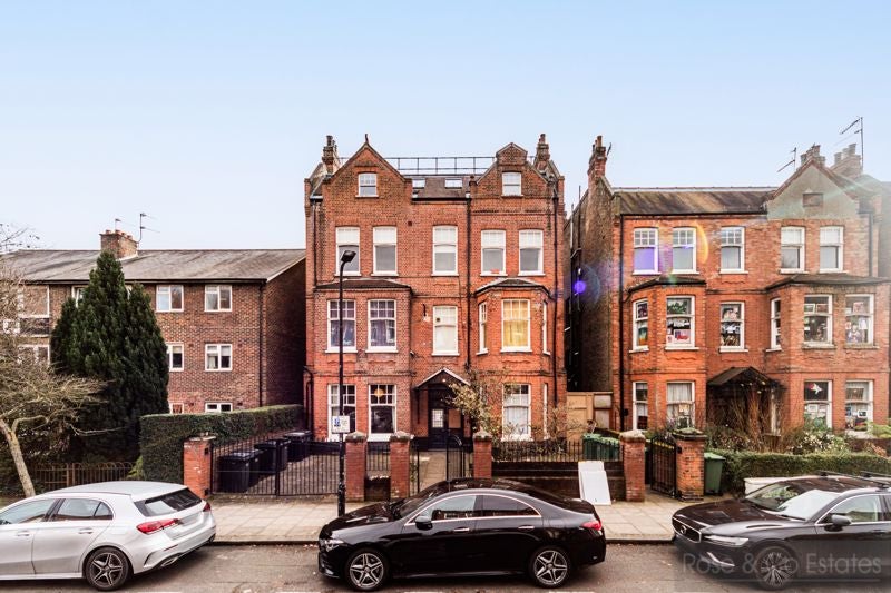 Flat Greencroft Gardens in Greater London