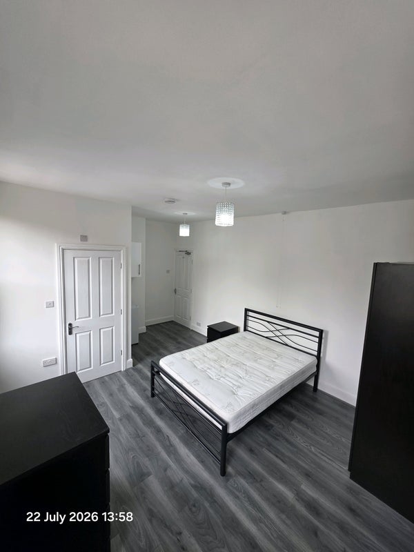 Room Albany Road in Birmingham