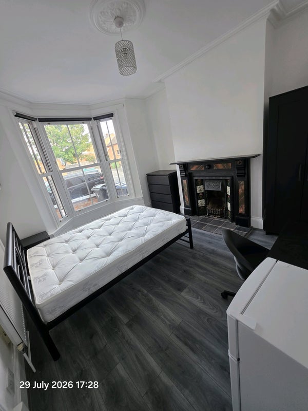 Room Albany Road in Birmingham