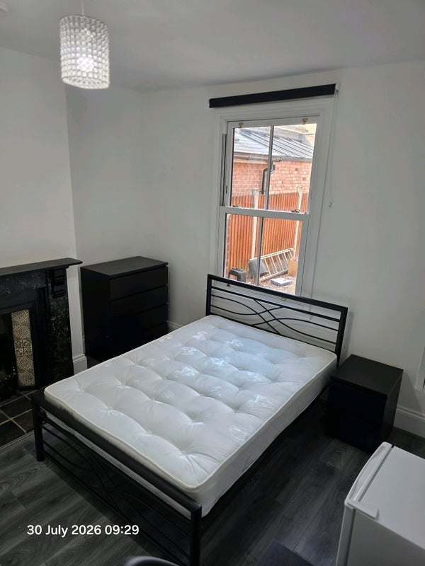 Room Albany Road in Birmingham