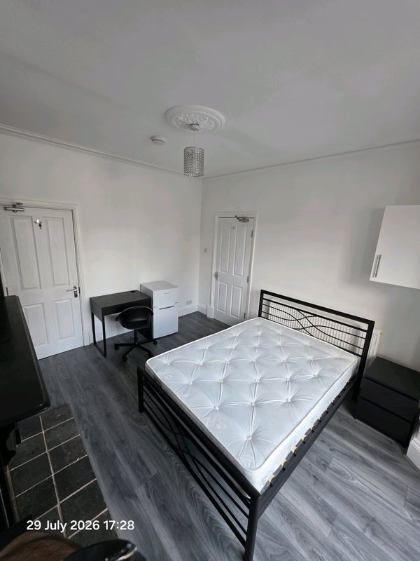 Room Albany Road in Birmingham