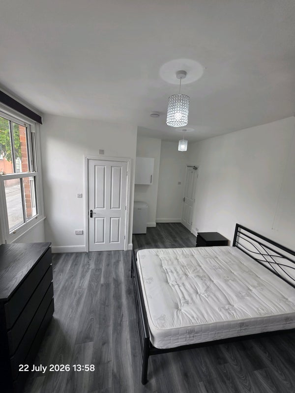 Room Albany Road in Birmingham