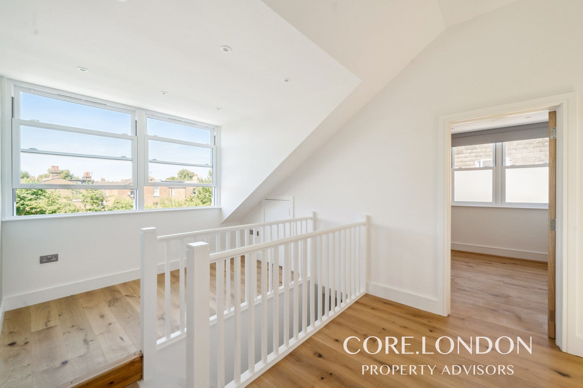 Flat Cumberland Park in Greater London