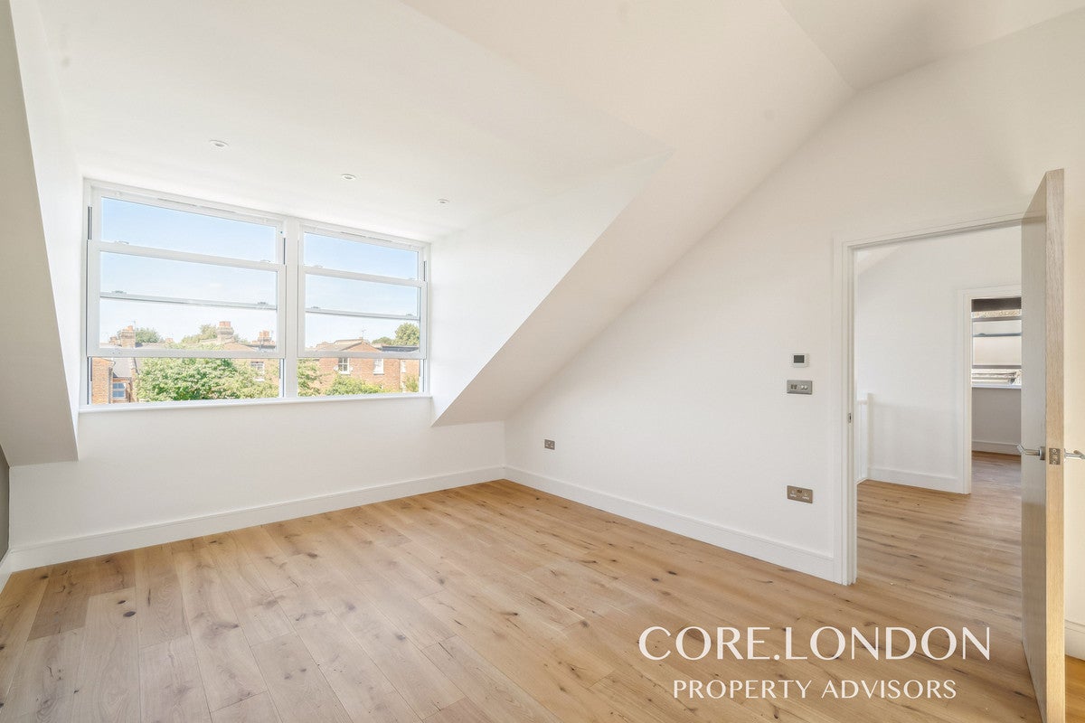 Flat Cumberland Park in Greater London