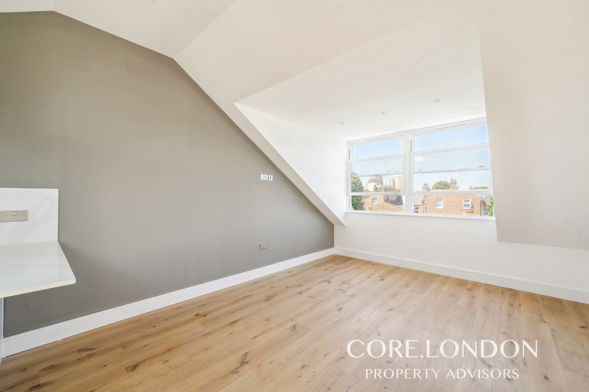 Flat Cumberland Park in Greater London