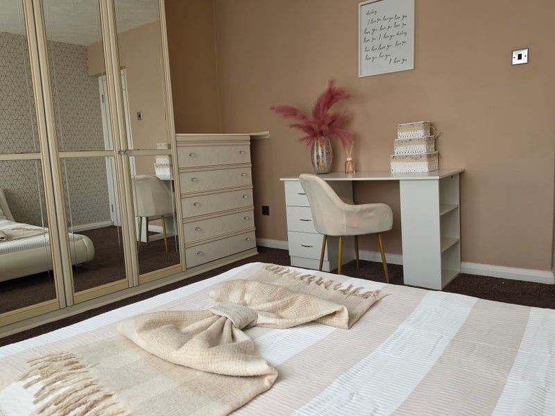 Room Caldbeck Drive in Middleton