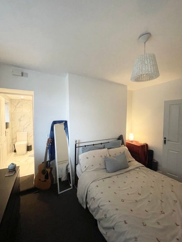 Room Harrogate Road in Leeds