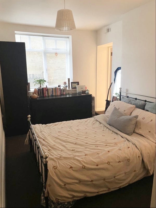 Room Harrogate Road in Leeds