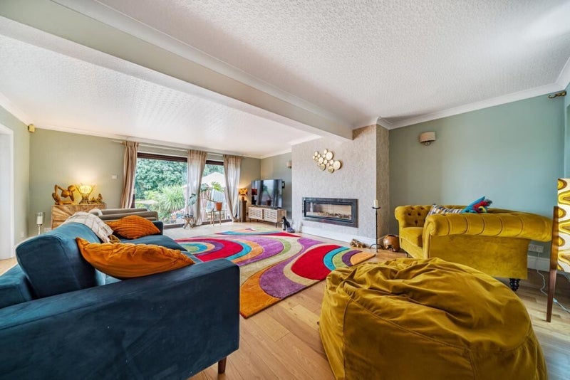 Room Upperwood Road in Barnsley