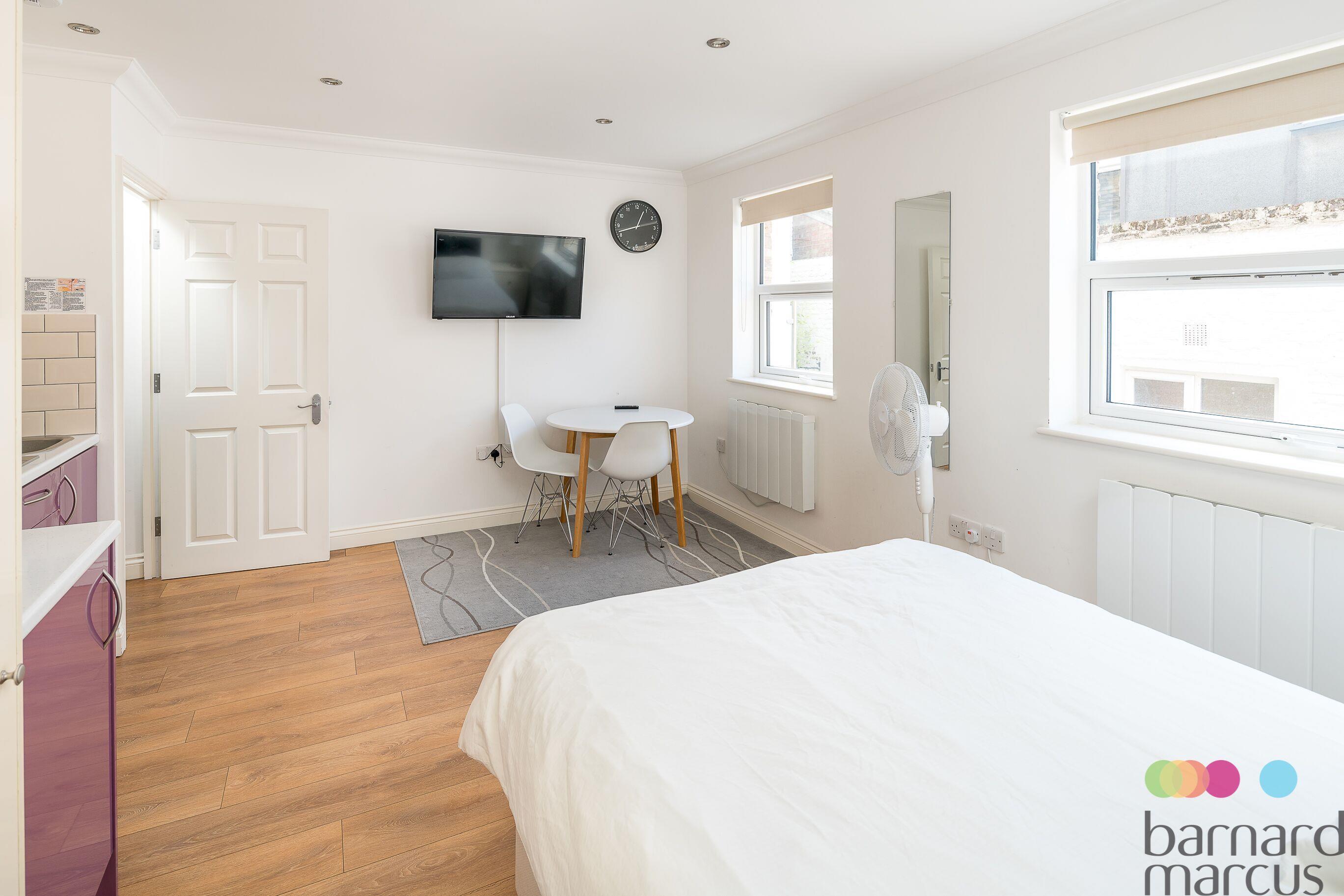 Flat Seagrave Road in Greater London
