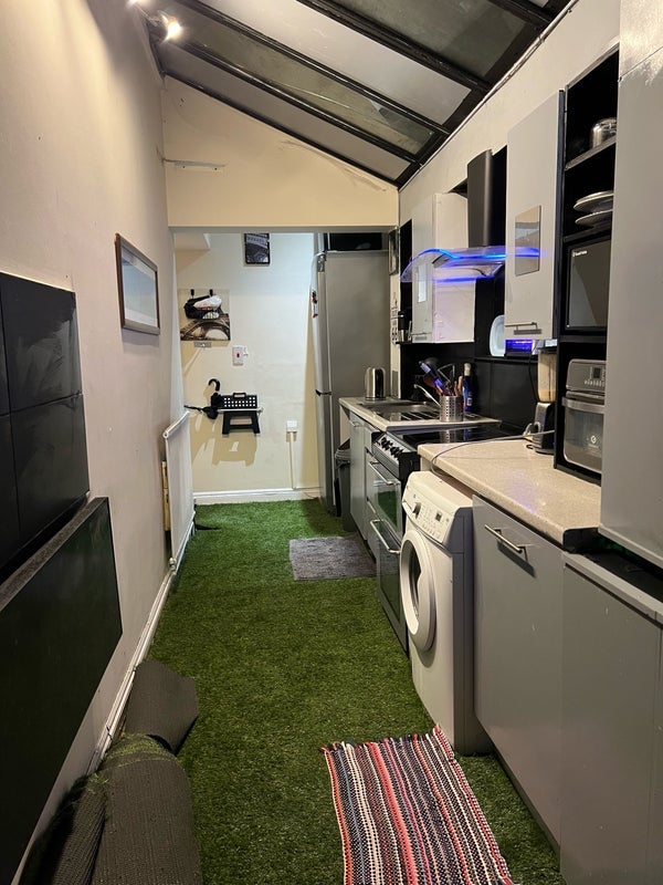 Room Selby Road in Greater London