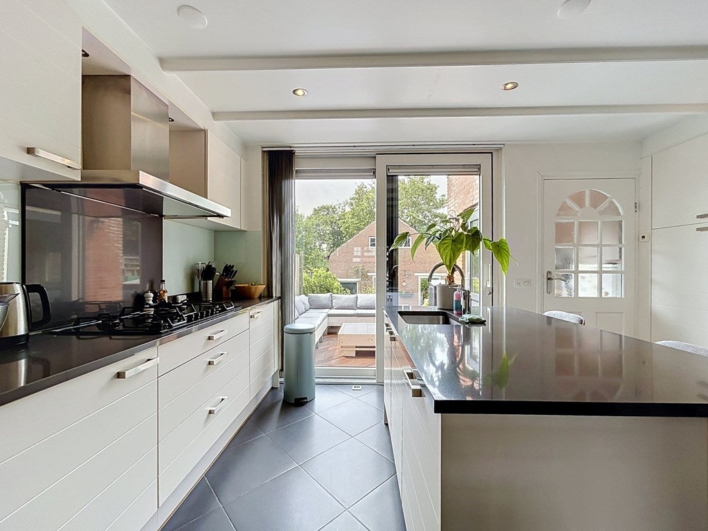 Tussenwoning te koop: Mr. P.C. Hennequinstraat 10, Oostburg