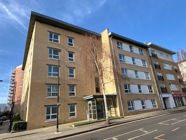 Flat Westferry Road in Greater London