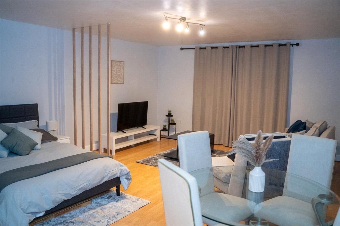 Flat Westferry Road in Greater London