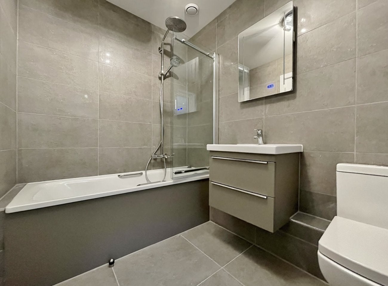 Flat Golders Green Road in Greater London
