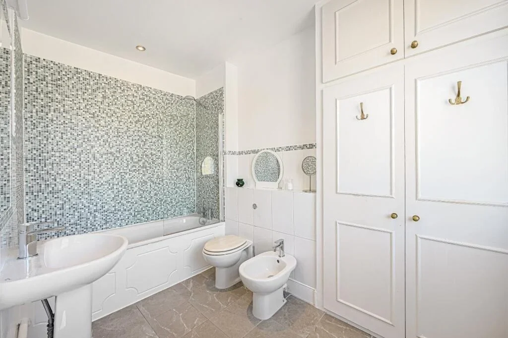 Flat Finborough Road in Greater London