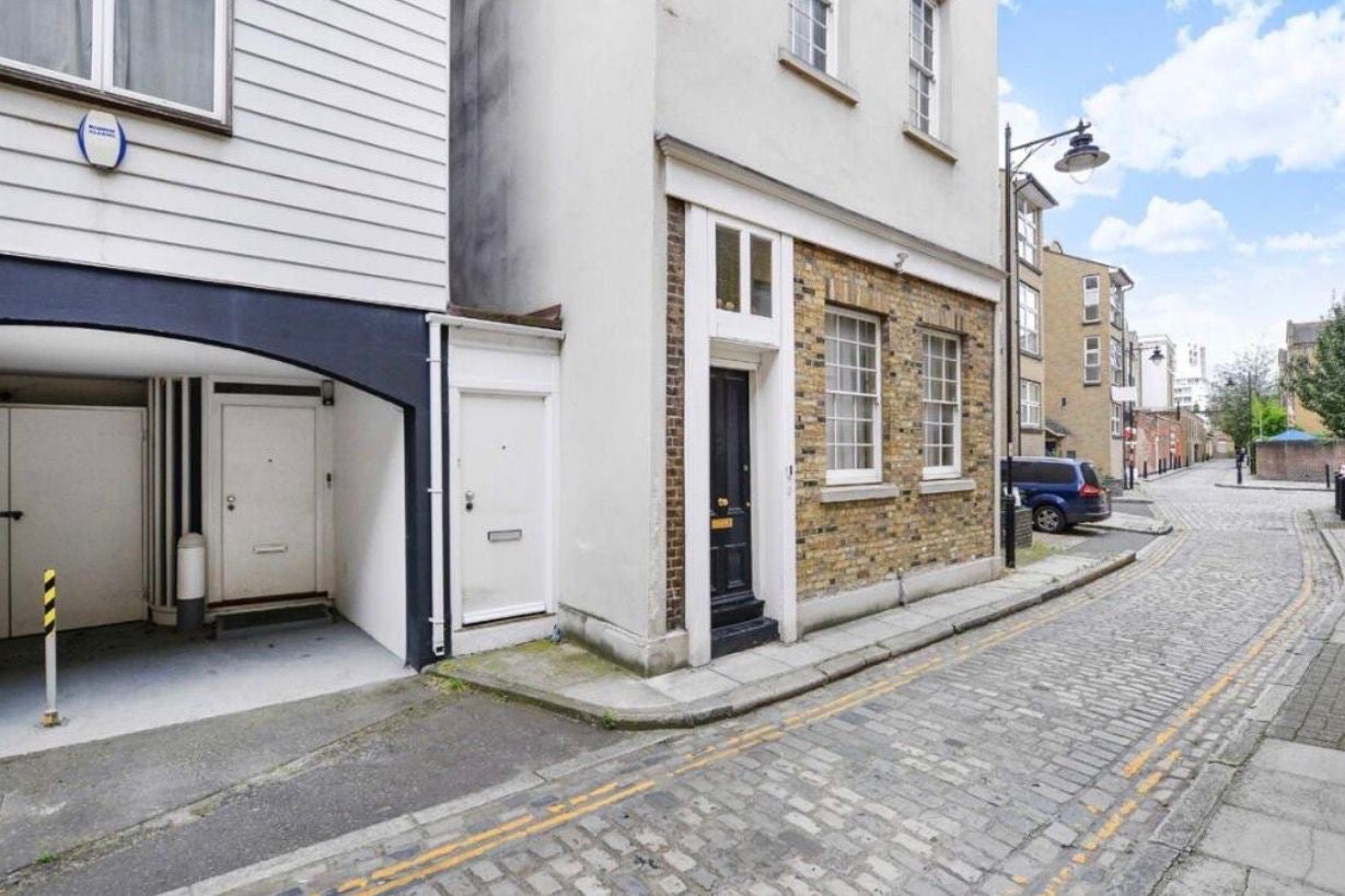 Flat Cold Harbour in Greater London